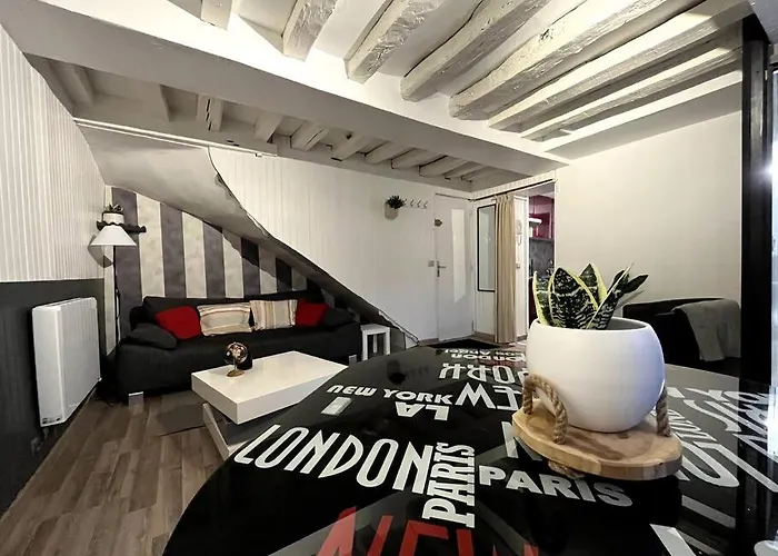 The Red And Black Retreat - Fontainebleau Center