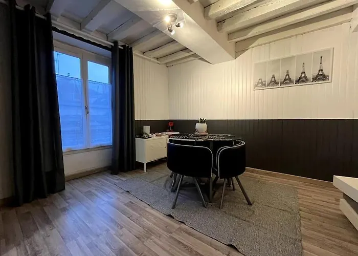 The Red And Black Retreat - Fontainebleau Center