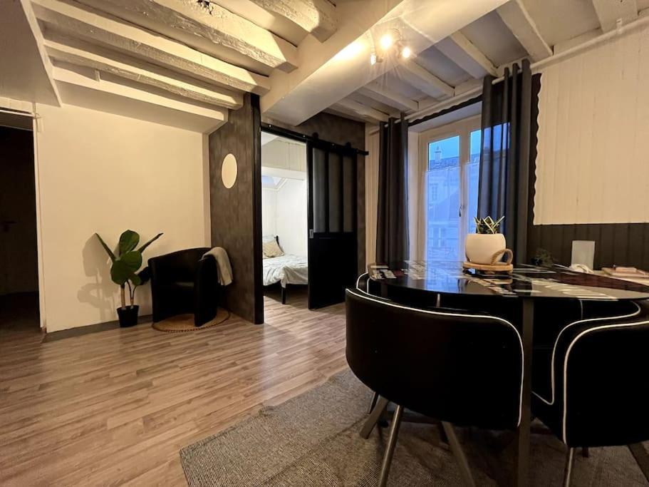 The Red And Black Retreat - Center Apartment *