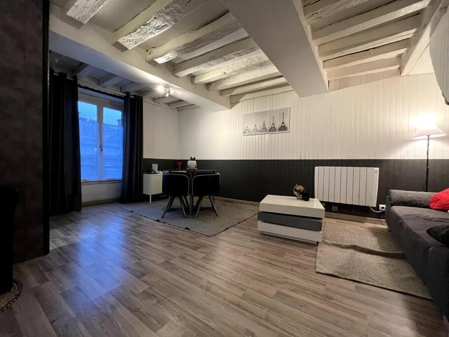 The Red And Black Retreat - Center Apartment